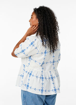 Zizzi Kortermet bluse med v-hals og broderi, B.White Daphne Emb., Model image number 1