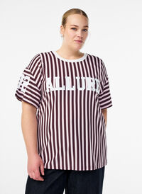 T-skjorte med striper og sporty trykk, Mørk Bordeaux T-skjorte med striper og sporty trykk, Mørk Bordeaux, Model