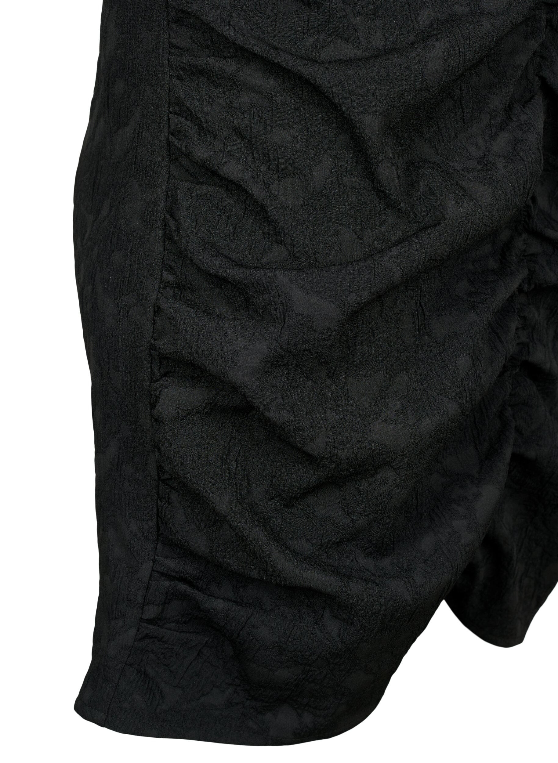 Zizzi Kortermet kjole med strukturm&oslash;nster og draperinger, Black, Packshot image number 3