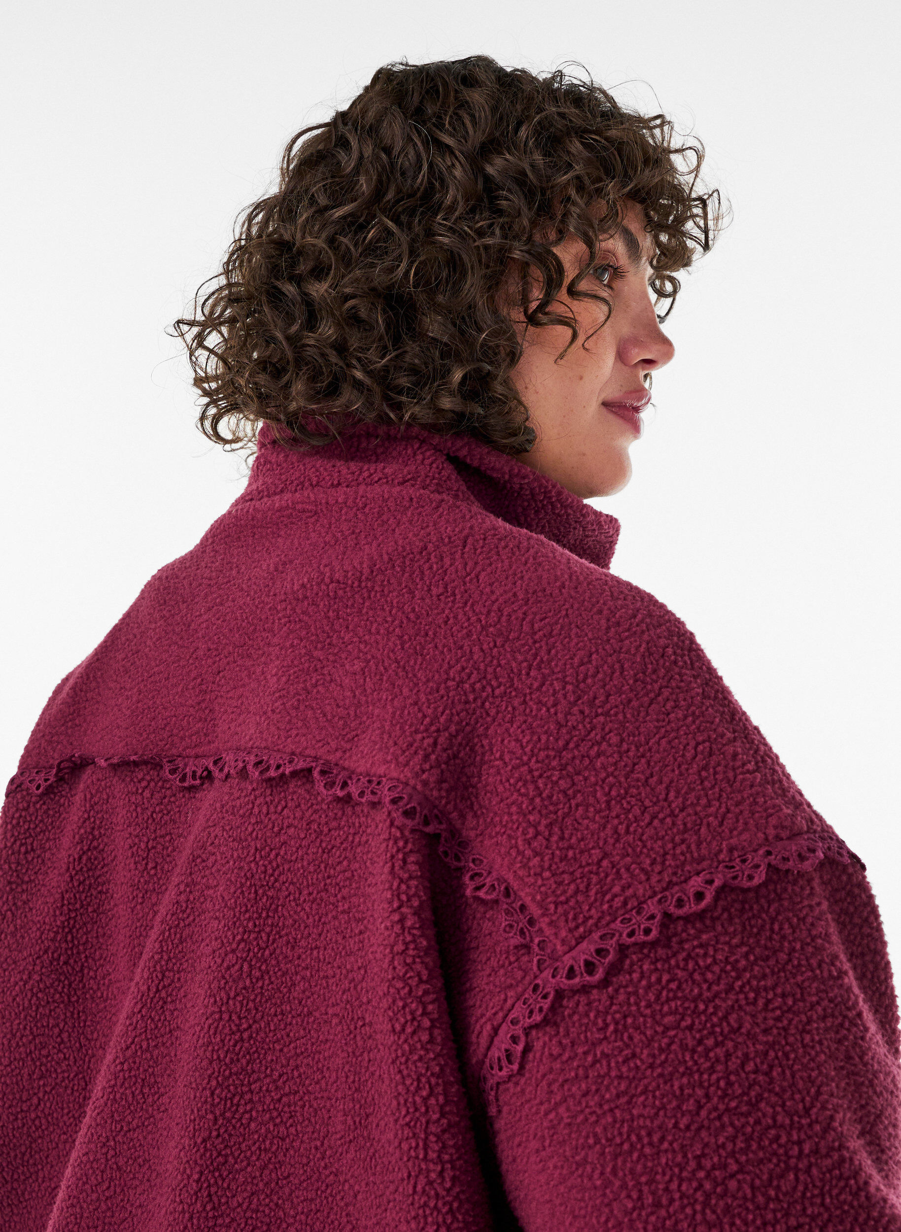 ZizziTeddyjakke med brodert kant i hullm&oslash;nster og h&oslash;y hals, R&oslash;d, Model image number 3