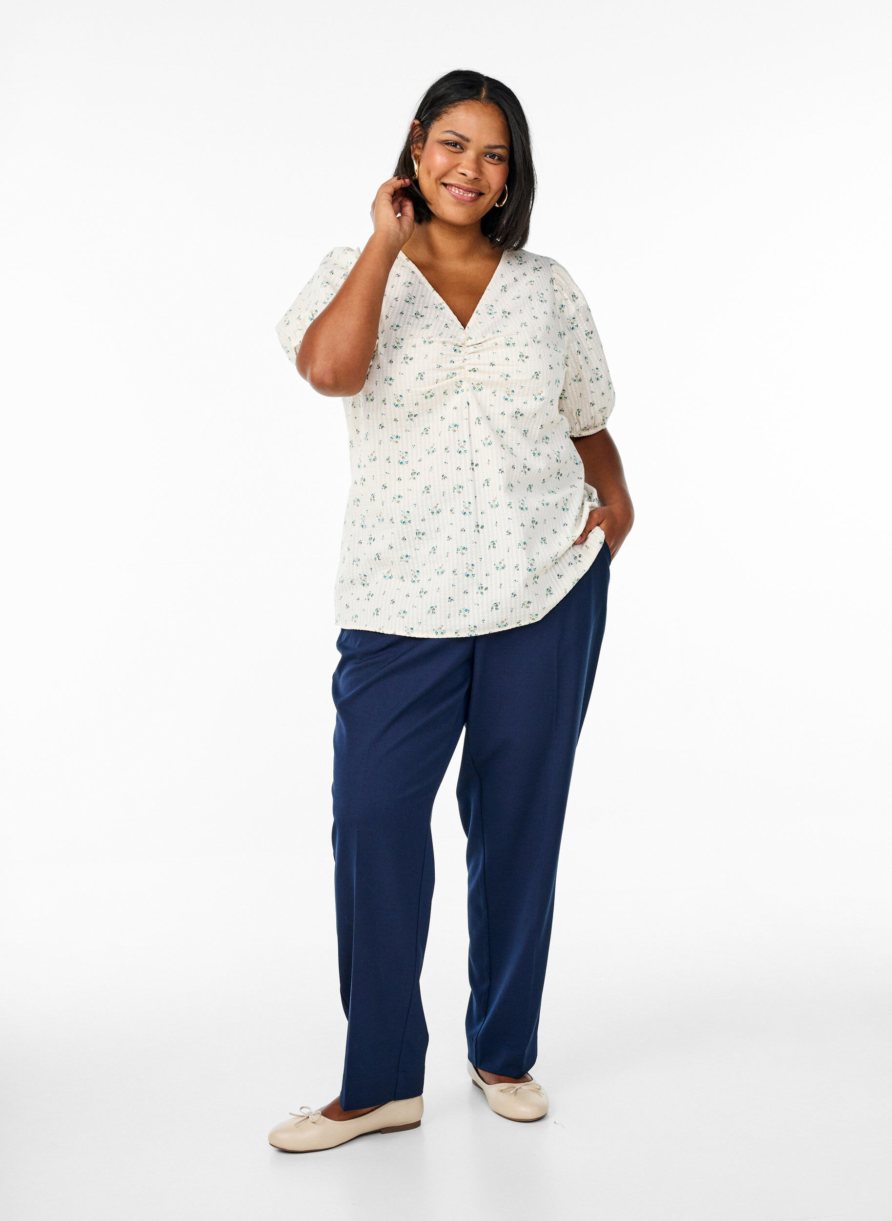 Zizzi Bluse med korte puff-ermer og rynkedetaljer, Hvit, Model image number 1