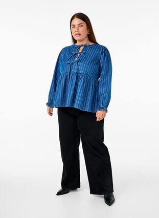 Zizzi Stripete denimbluse med knyting foran, Blå, Model image number 1