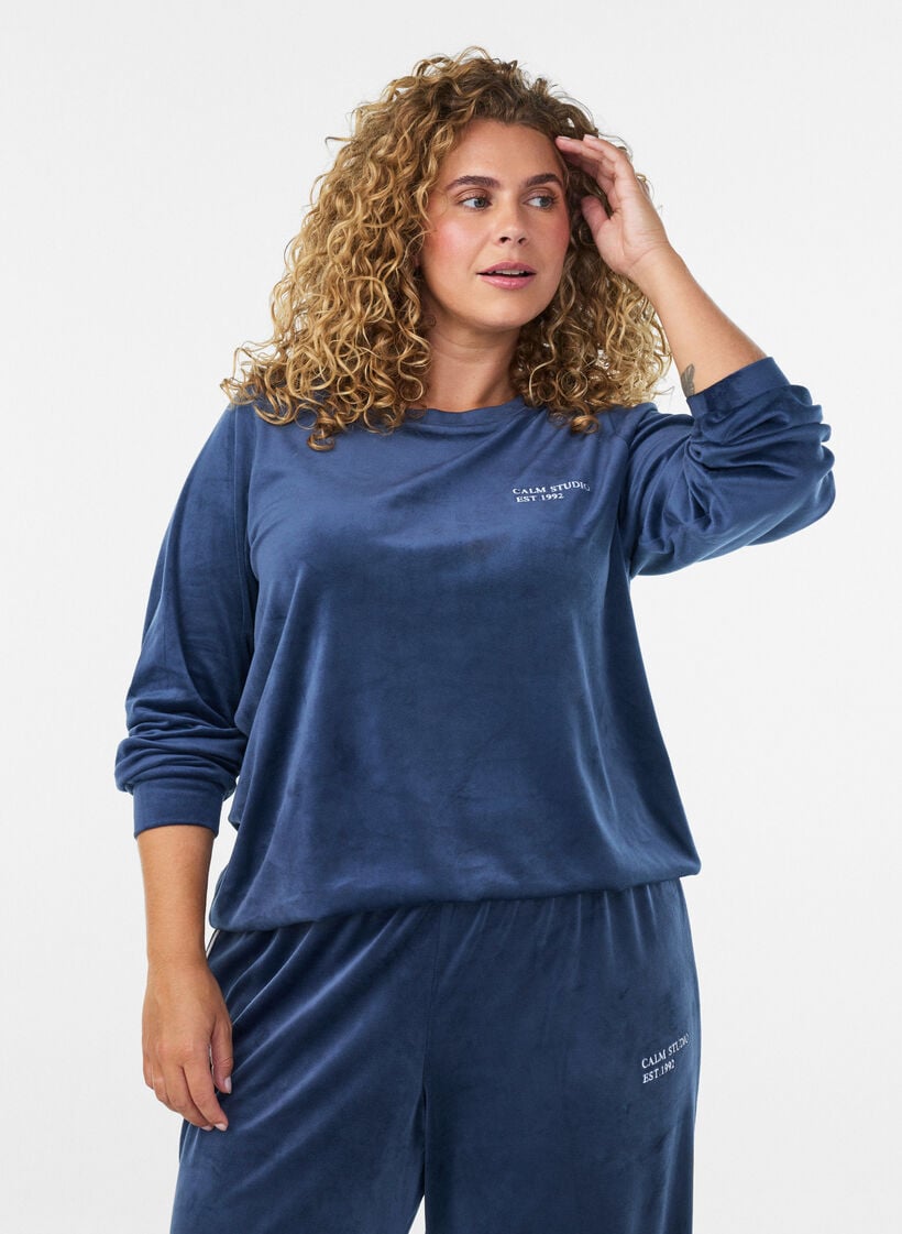 Velourbluse med brodert tekst, Bl&aring;, Model image number 0