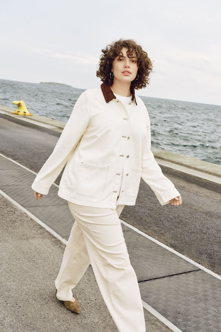 Farget denimjakke med kontrastfarget krage, , Model