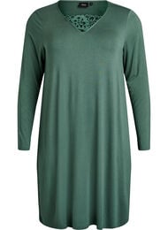 Langermet nattkjole med blondeinnlegg og V-hals, Grønn