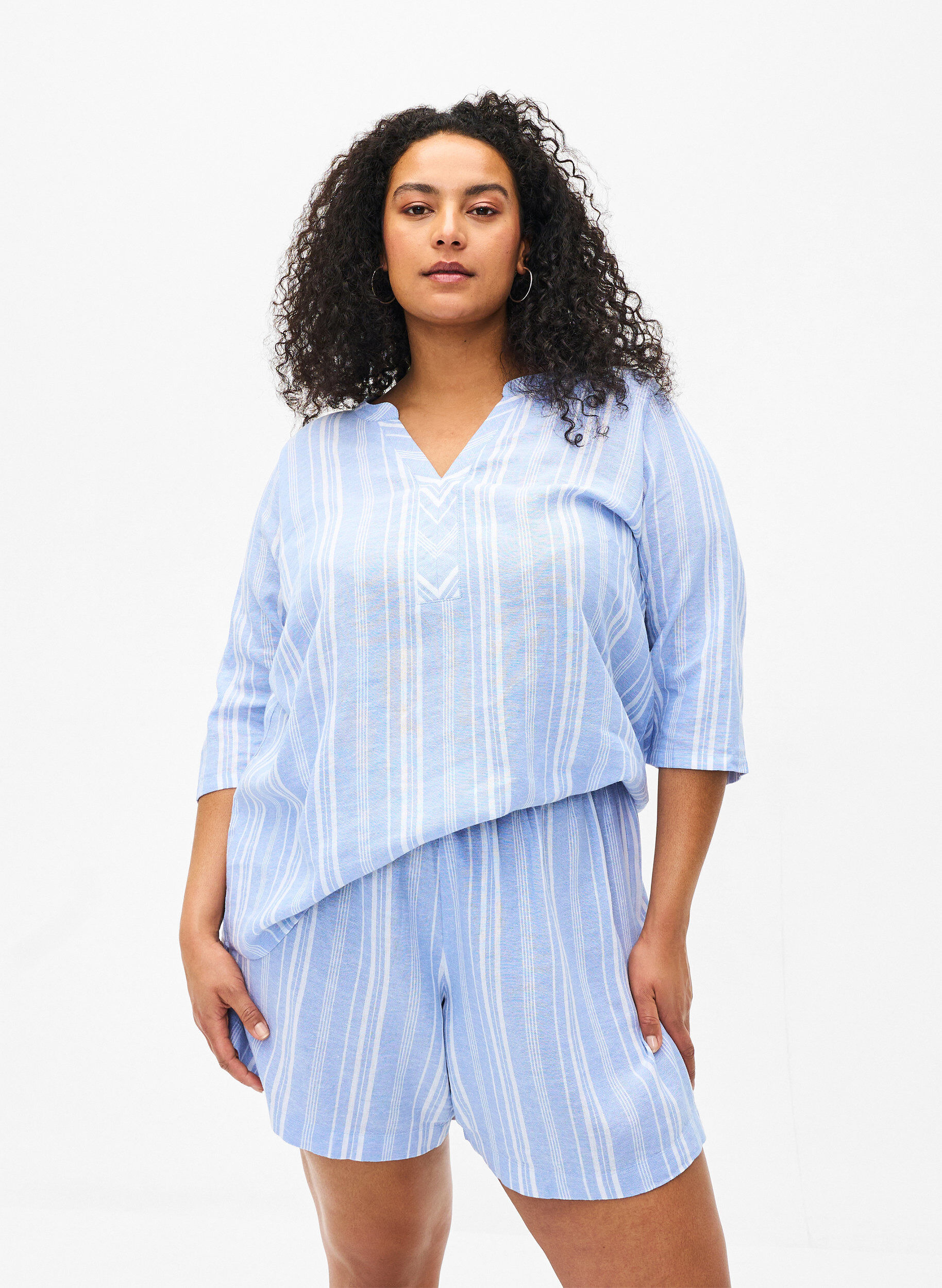 Zizzi Stripete shorts i en blanding av lin og viskose, Bl&aring;, Model image number 0