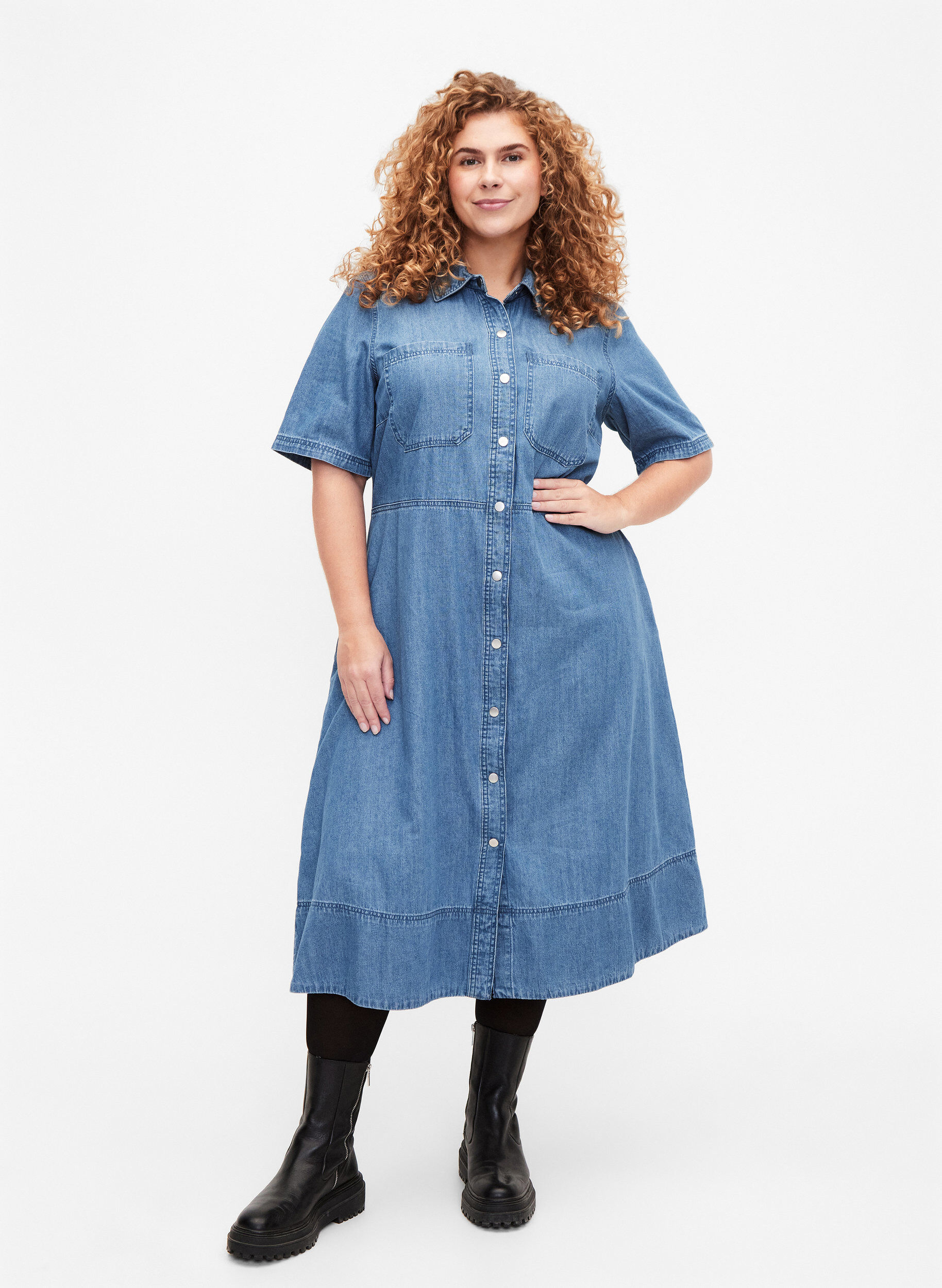 Zizzi Skjortekjole i denim med korte ermer, Bl&aring;, Model image number 1
