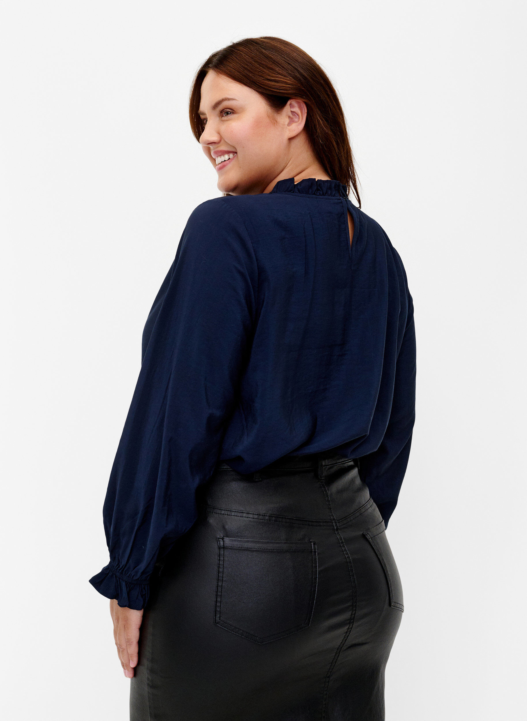 Zizzi Langermet bluse i viskose med volanger, Total Eclipse, Model image number 1