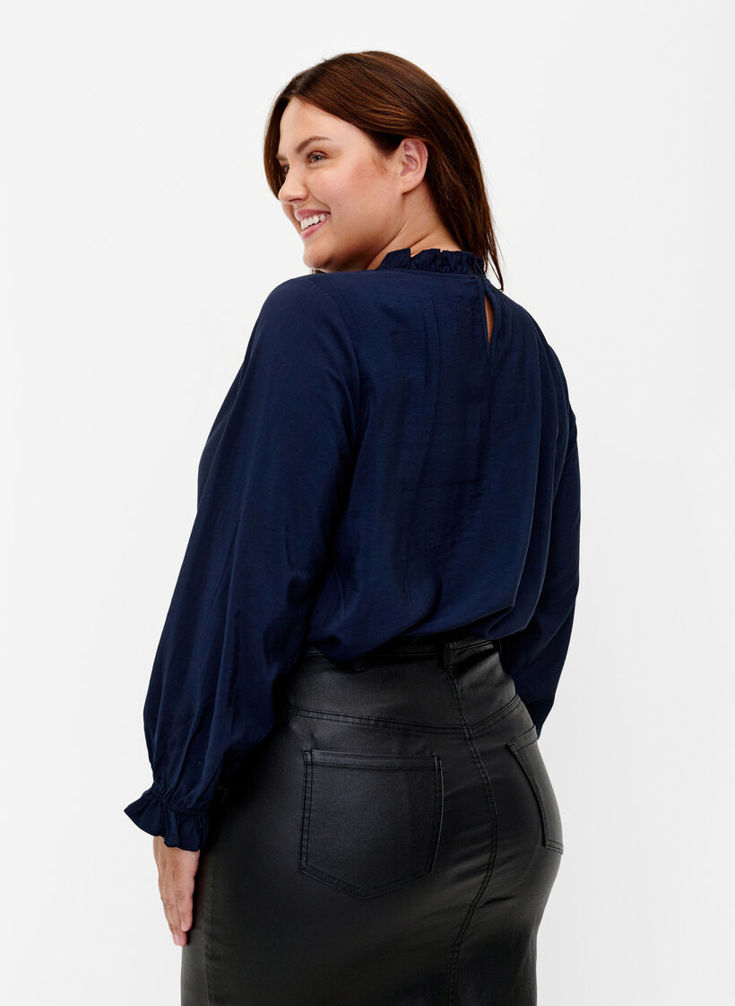 Langermet bluse i viskose med volanger, Total Eclipse, Model image number 1