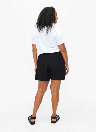 Zizzi Shorts med løs passform i viskose, Black, Model image number 1