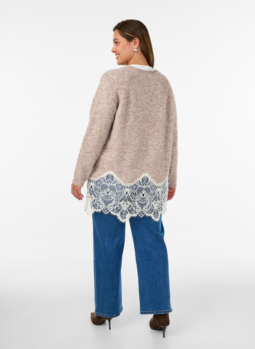 Strikkebluse med raglanermer og en bred blondedetalj, Beige, Model image number 2