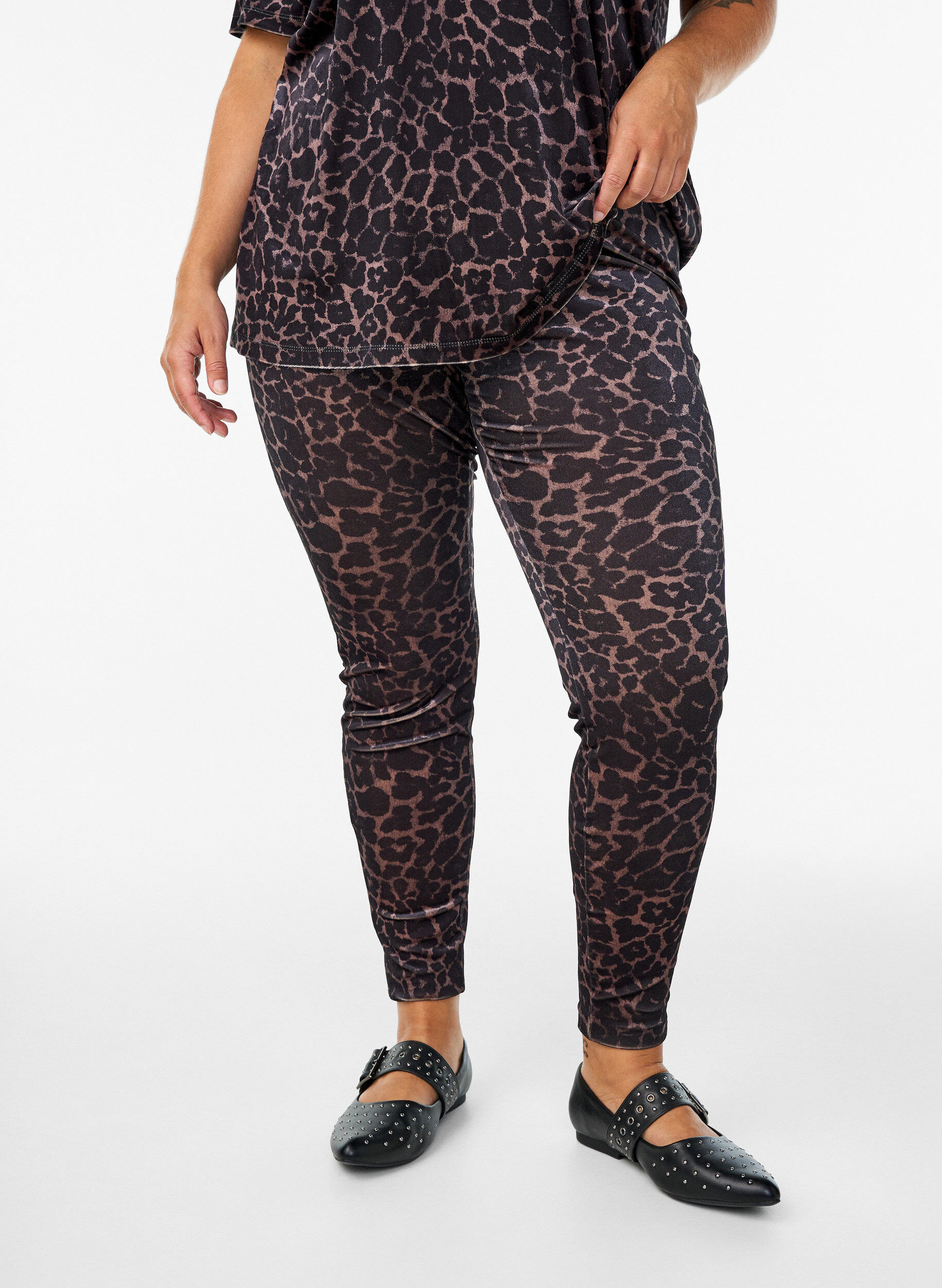 Zizzi Velourleggings med leopardm&oslash;nster, Brun, Model image number 2