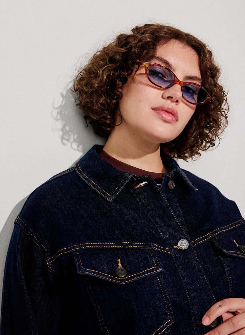 Klassisk denimjakke med kontrasts&oslash;mmer, Bl&aring;, Model