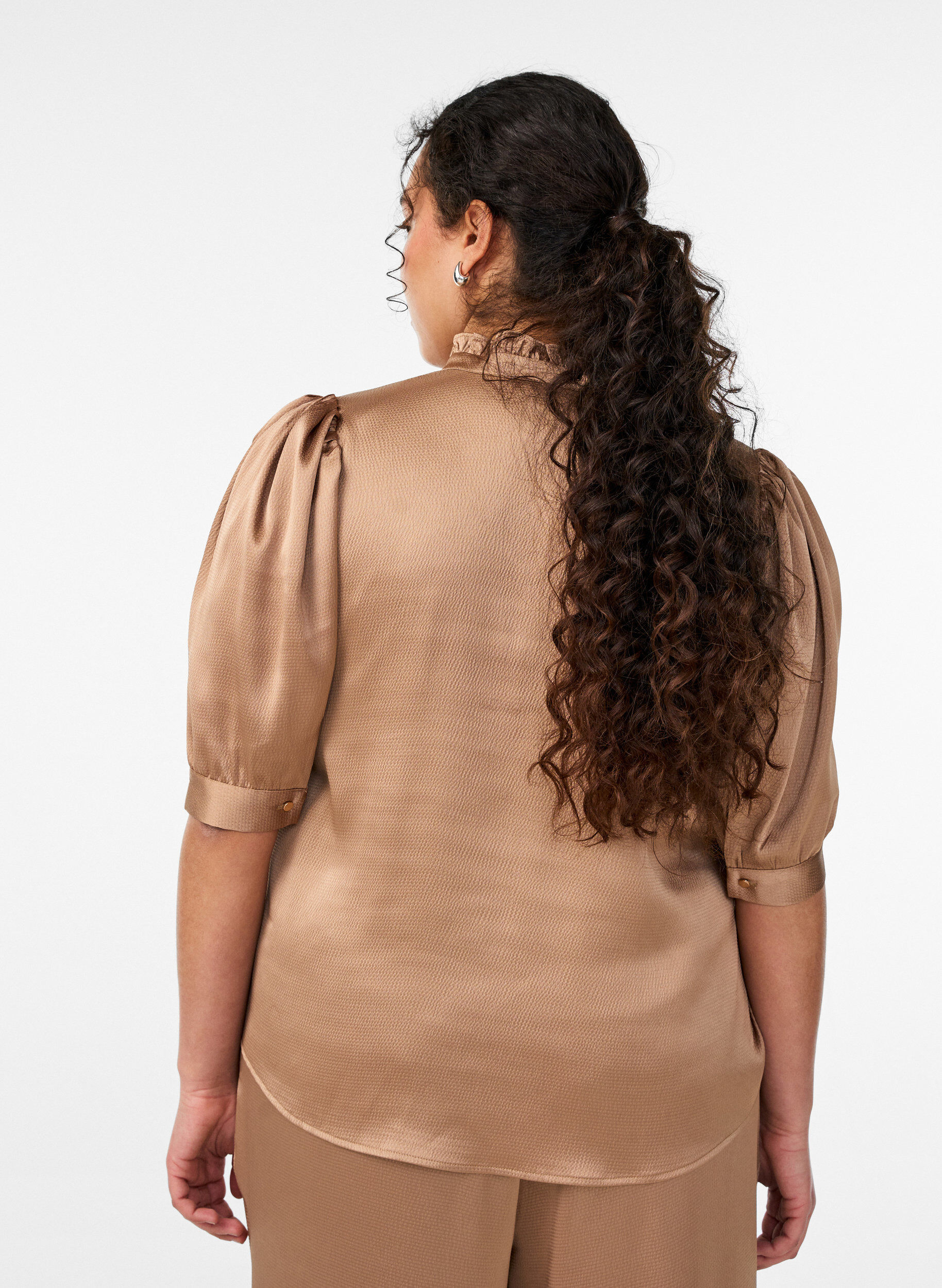 Zizzi Bluse med satenglook, 1/2-ermer og volangkrage, Brun, Model image number 2