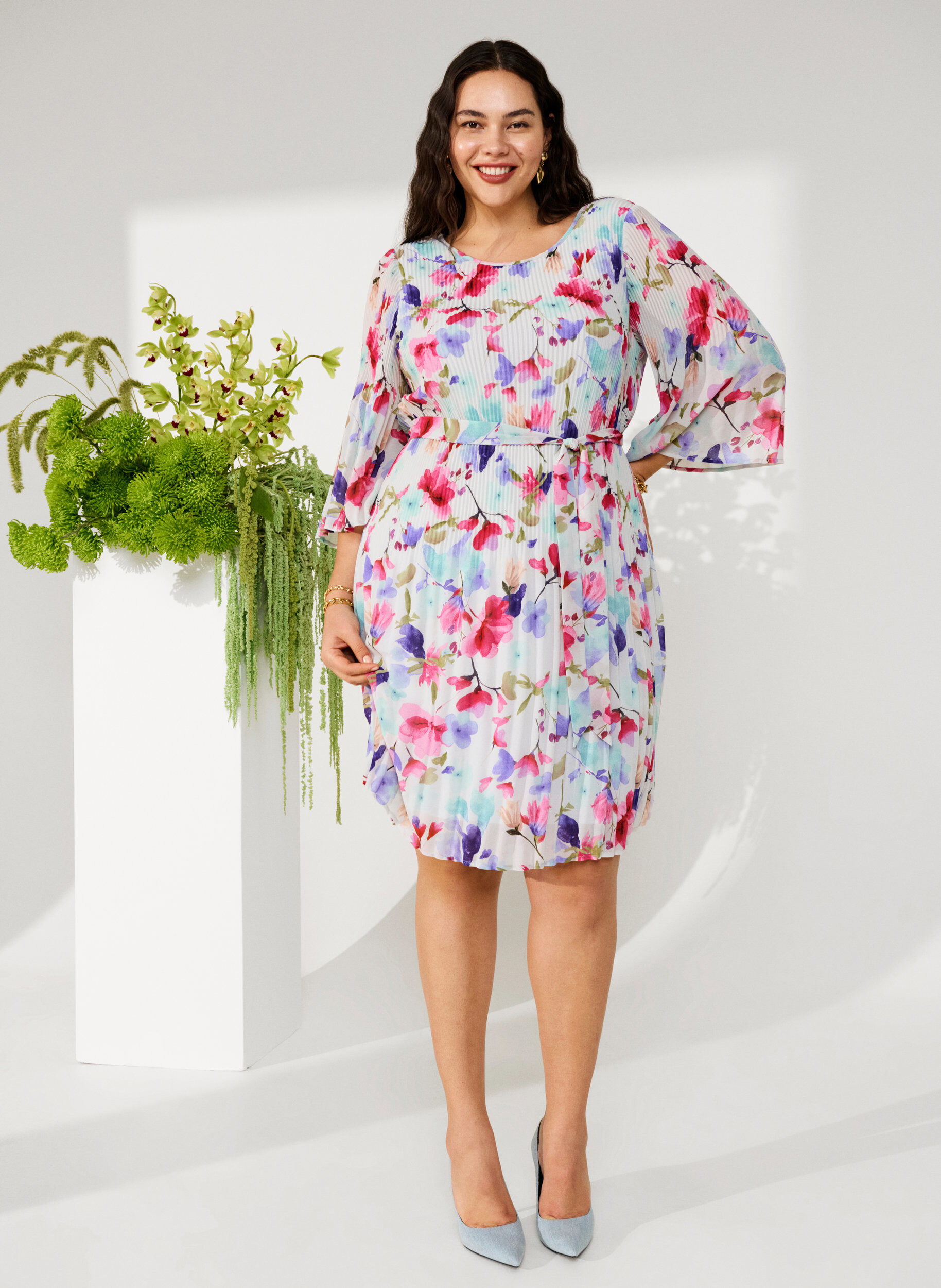 Zizzi M&oslash;nstrete pliss&eacute;kjole med knyting, White/MultiFlowerAOP, Image image number 0