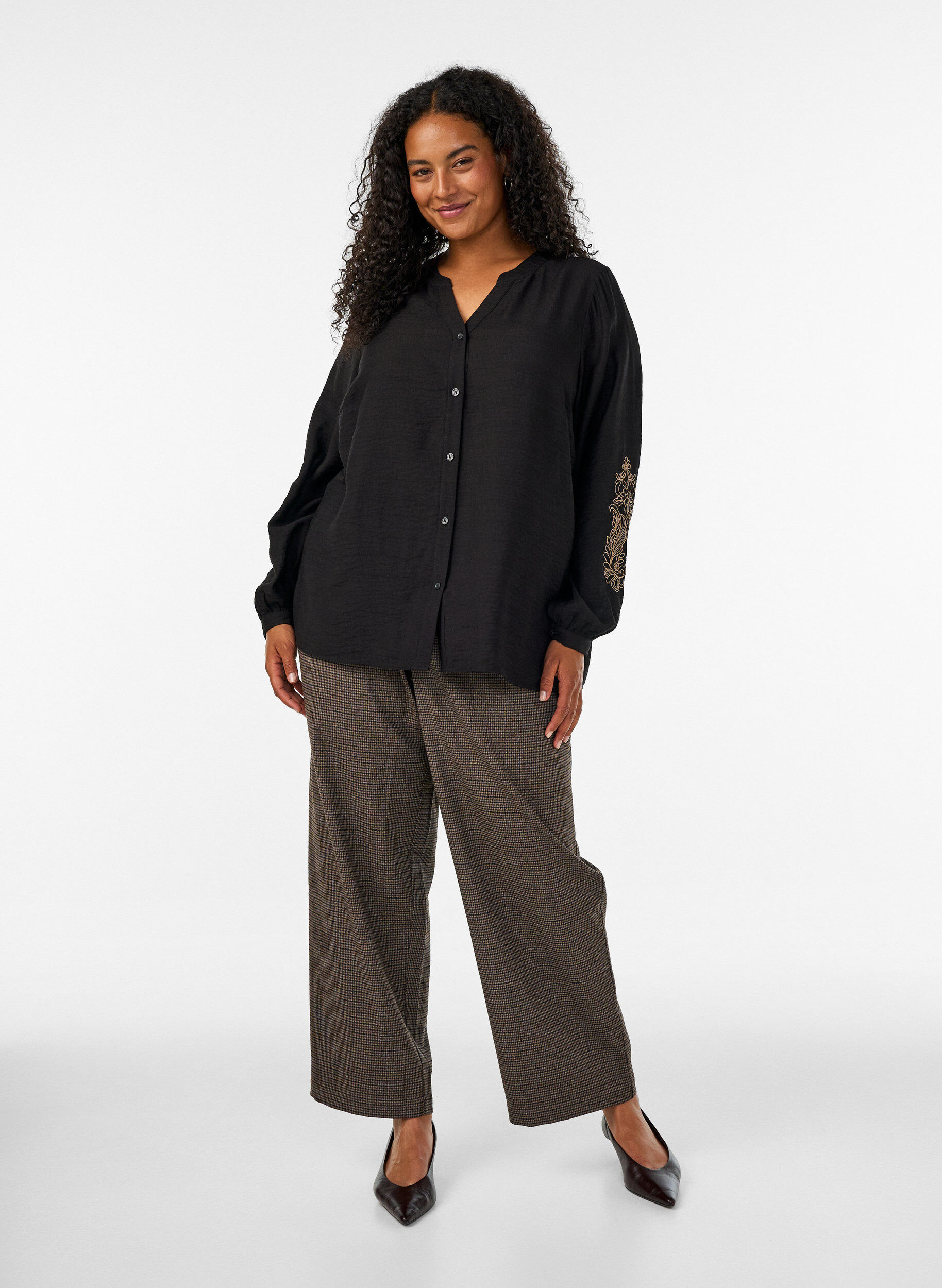 ZizziViskoseskjorte med broderte ermer, Svart, Model image number 1