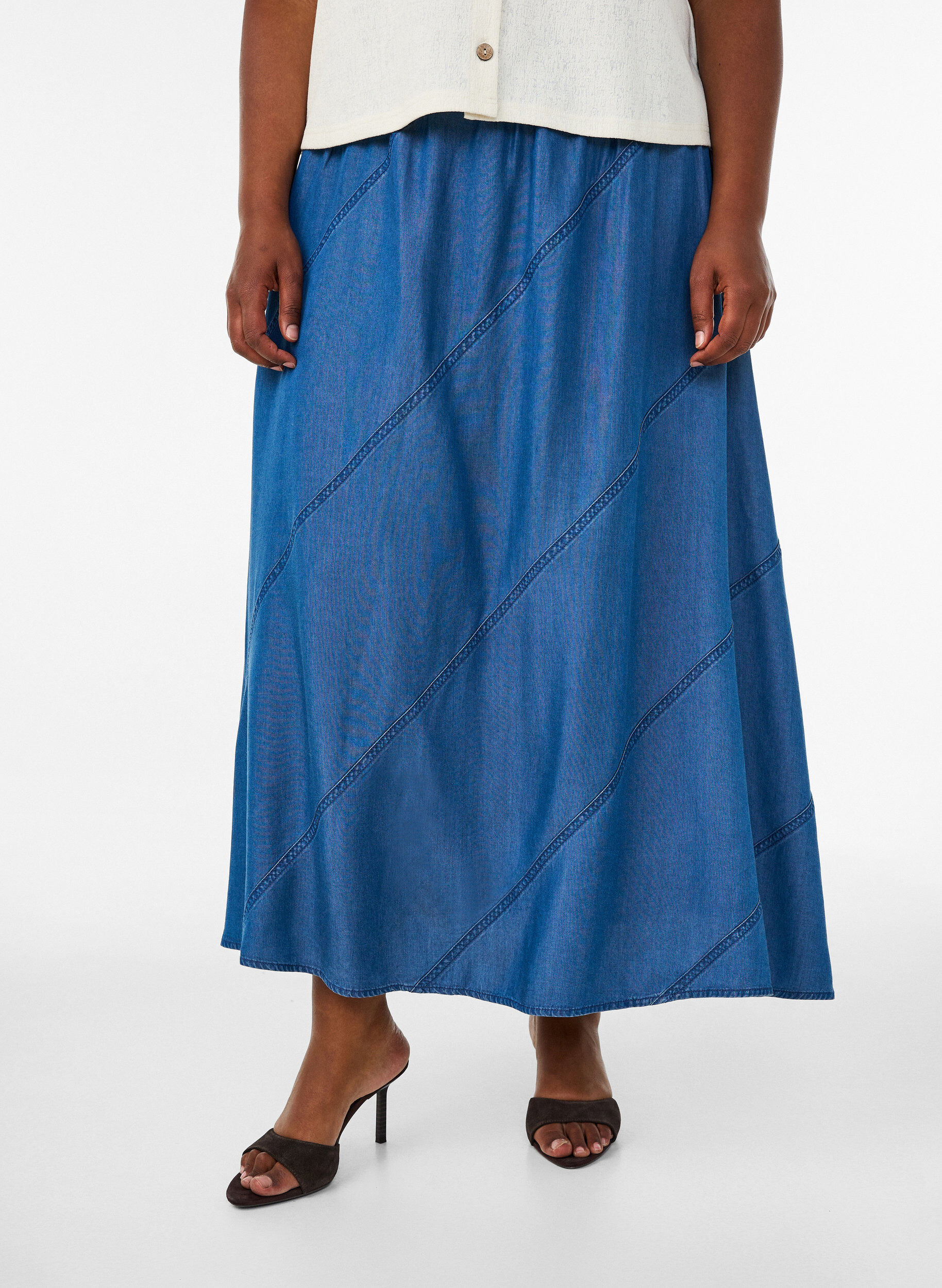 ZizziMaxiskj&oslash;rt i plagg i denim i TENCEL&trade; Lyocell, Bl&aring;, Model image number 2