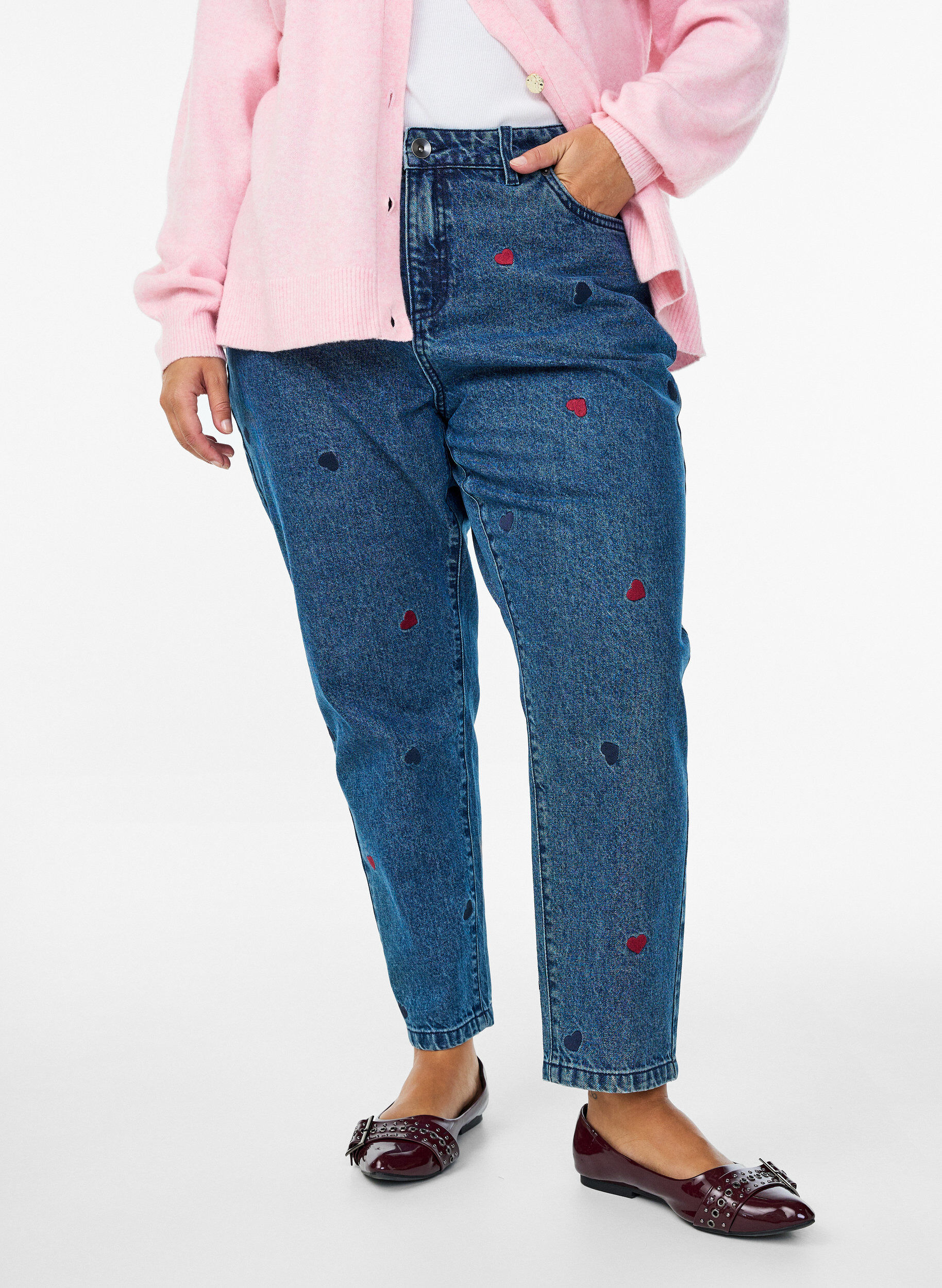 Zizzi Mille mom-fit jeans med broderi, Bl&aring;, Model image number 2