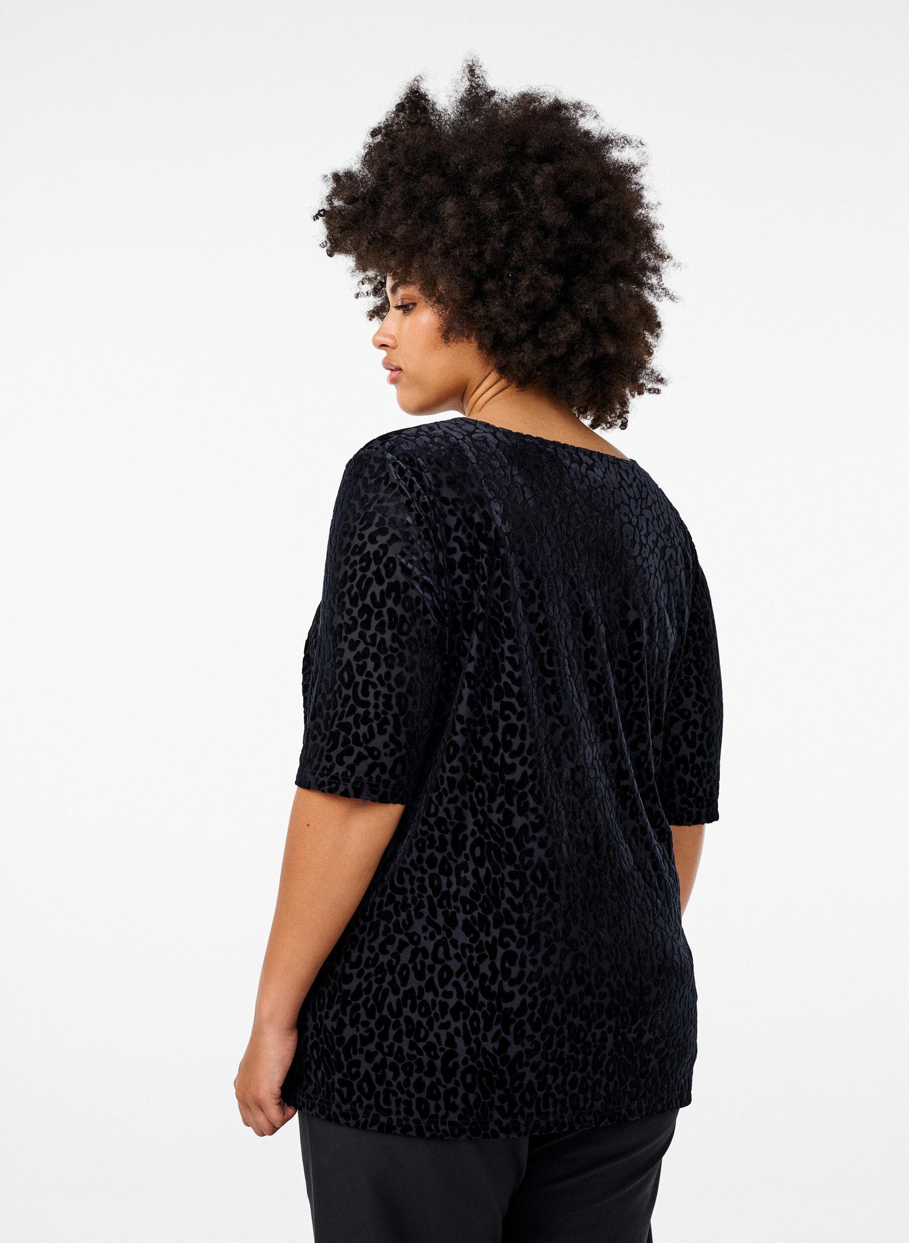 Zizzi Kortermet bluse med leopardm&oslash;nster, Svart, Model image number 2