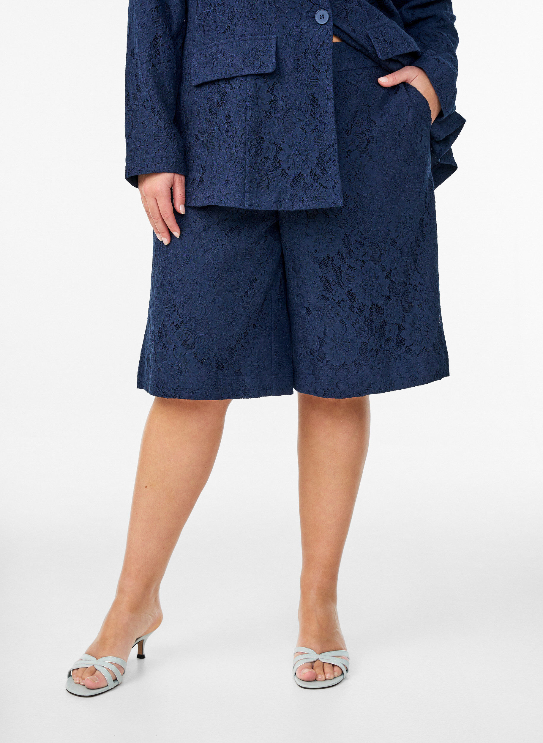 Zizzi Bermudashorts med h&oslash;y midje og blonder, Bl&aring;, Model image number 3