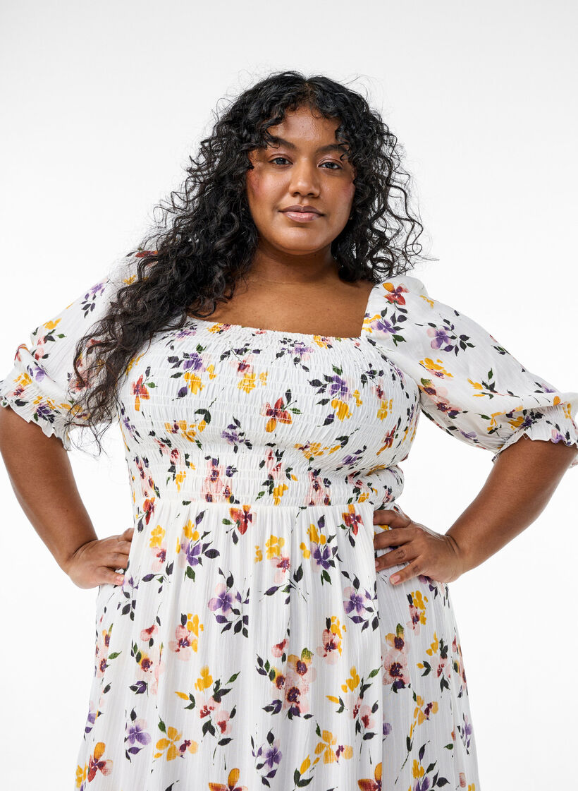 Blomstrete midikjole av viskose med smock, Hvit, Model image number 2