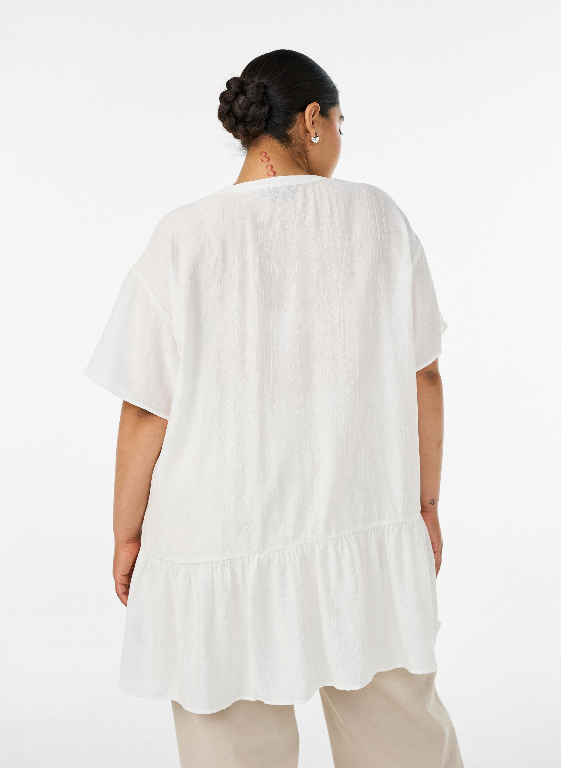 ZizziL&oslash;s tunika med kr&oslash;llet struktur og volangkant, Vanilje, Model image number 2