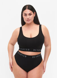 Sømløs g-streng med tekstprint, Black, Model