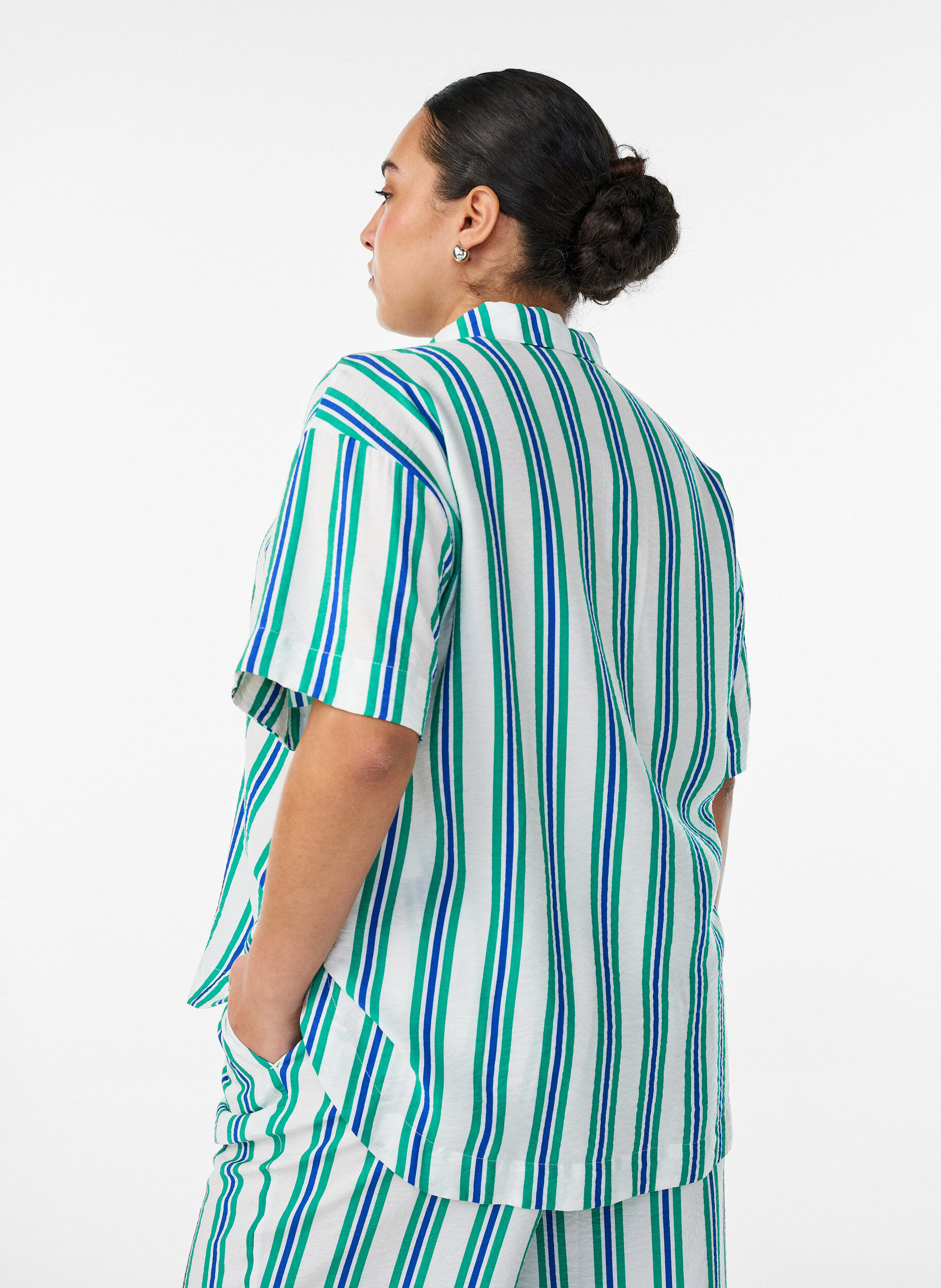 ZizziStripet viskose skjorte med korte ermer, Vanilje, Model image number 2