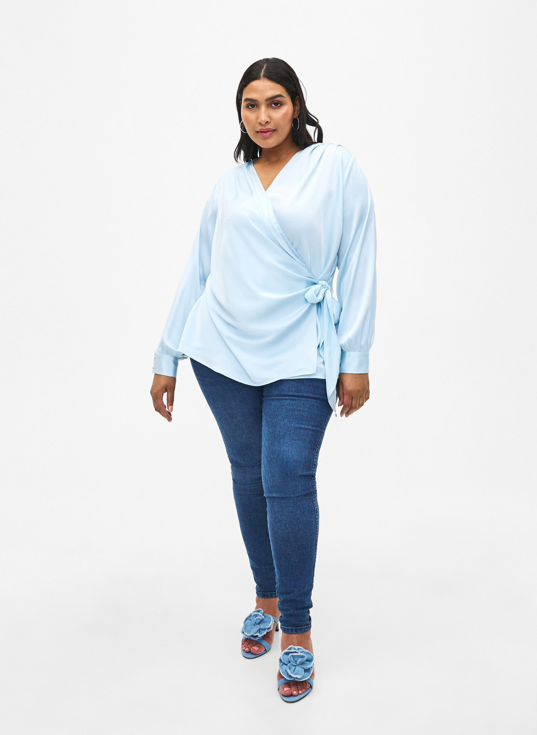 Zizzi Festbluse i sateng med omslag, Delicate Blue, Model image number 2