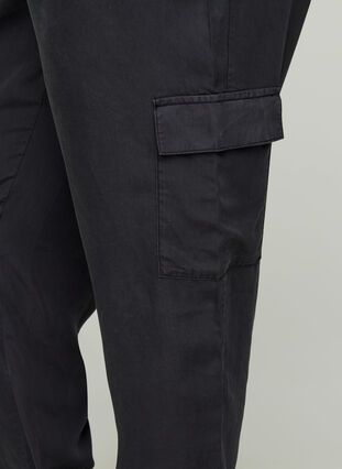 Bukser i lyocell med store lommer, Black, Model image number 1