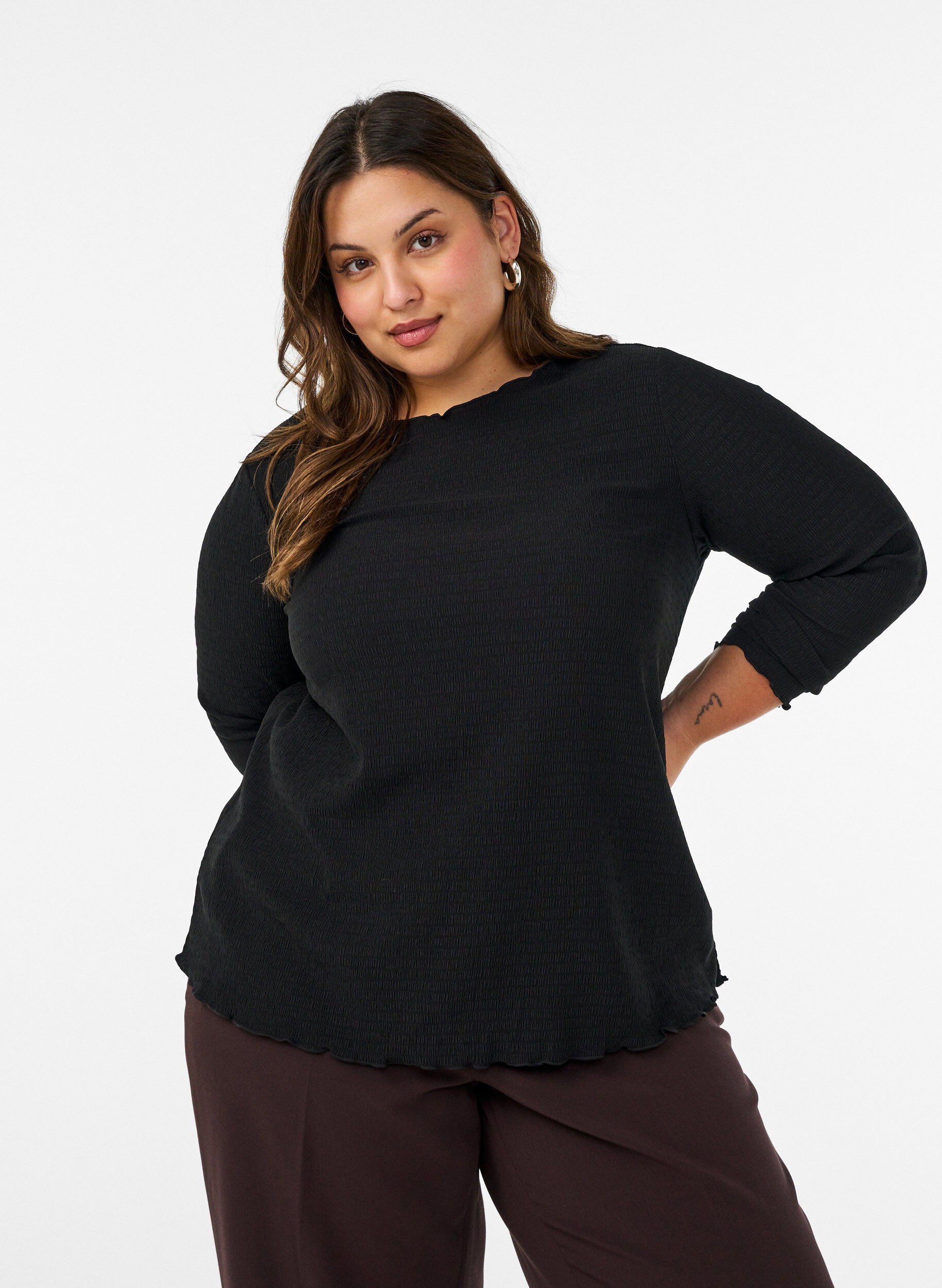 Strukturert bluse med b&oslash;lgede kanter, Svart, Model