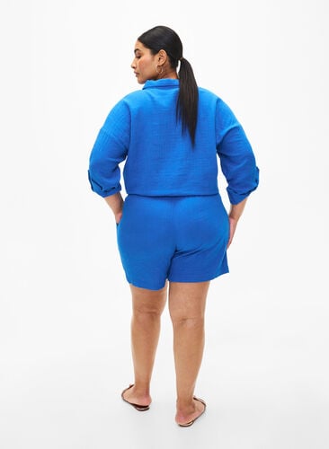 Shorts i bomullsmusselin med lommer, Victoria blue, Model image number 1