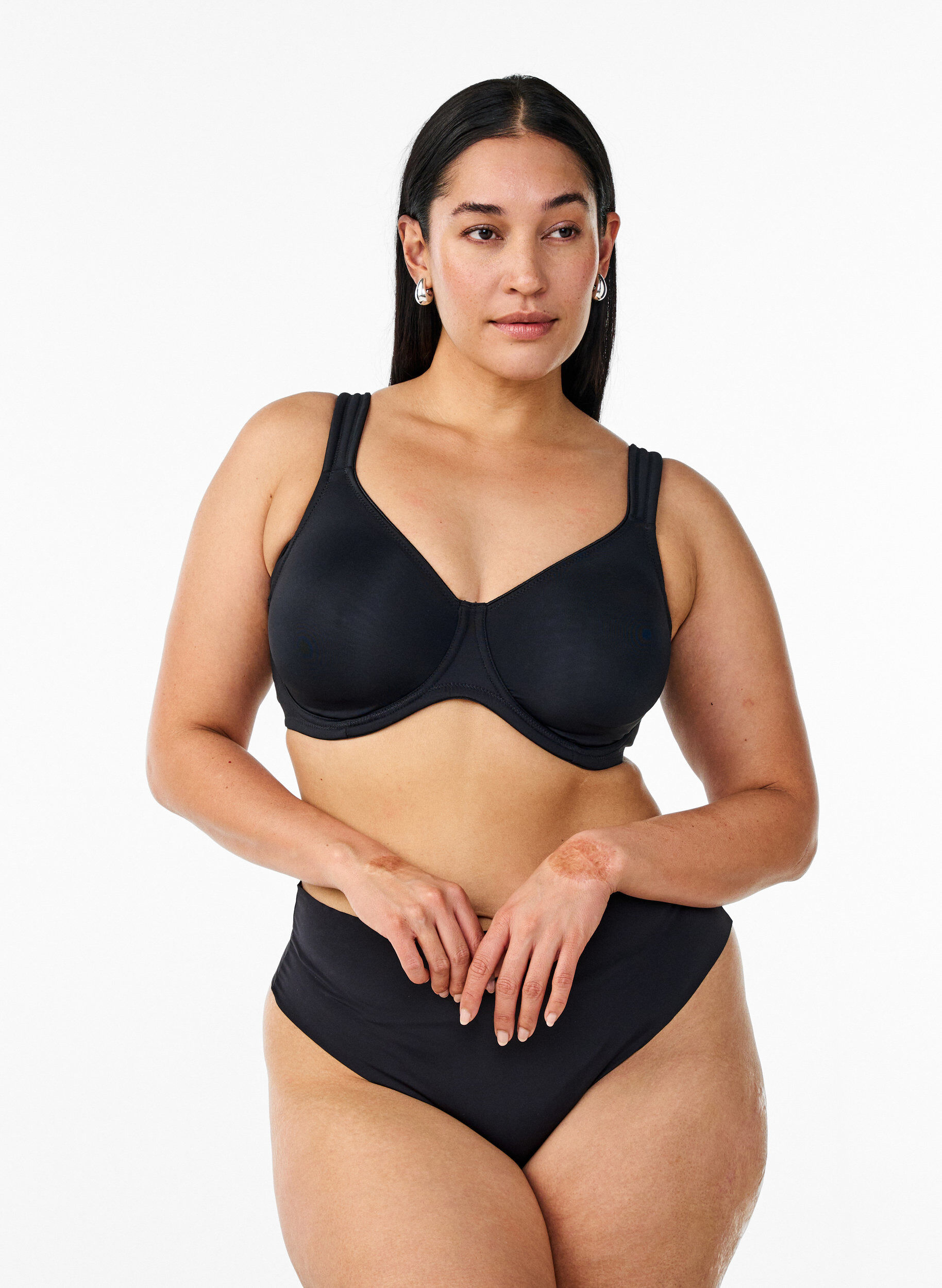 ZizziKomfort-BH med b&oslash;yler og formst&oslash;pte sk&aring;ler, Svart, Model image number 1