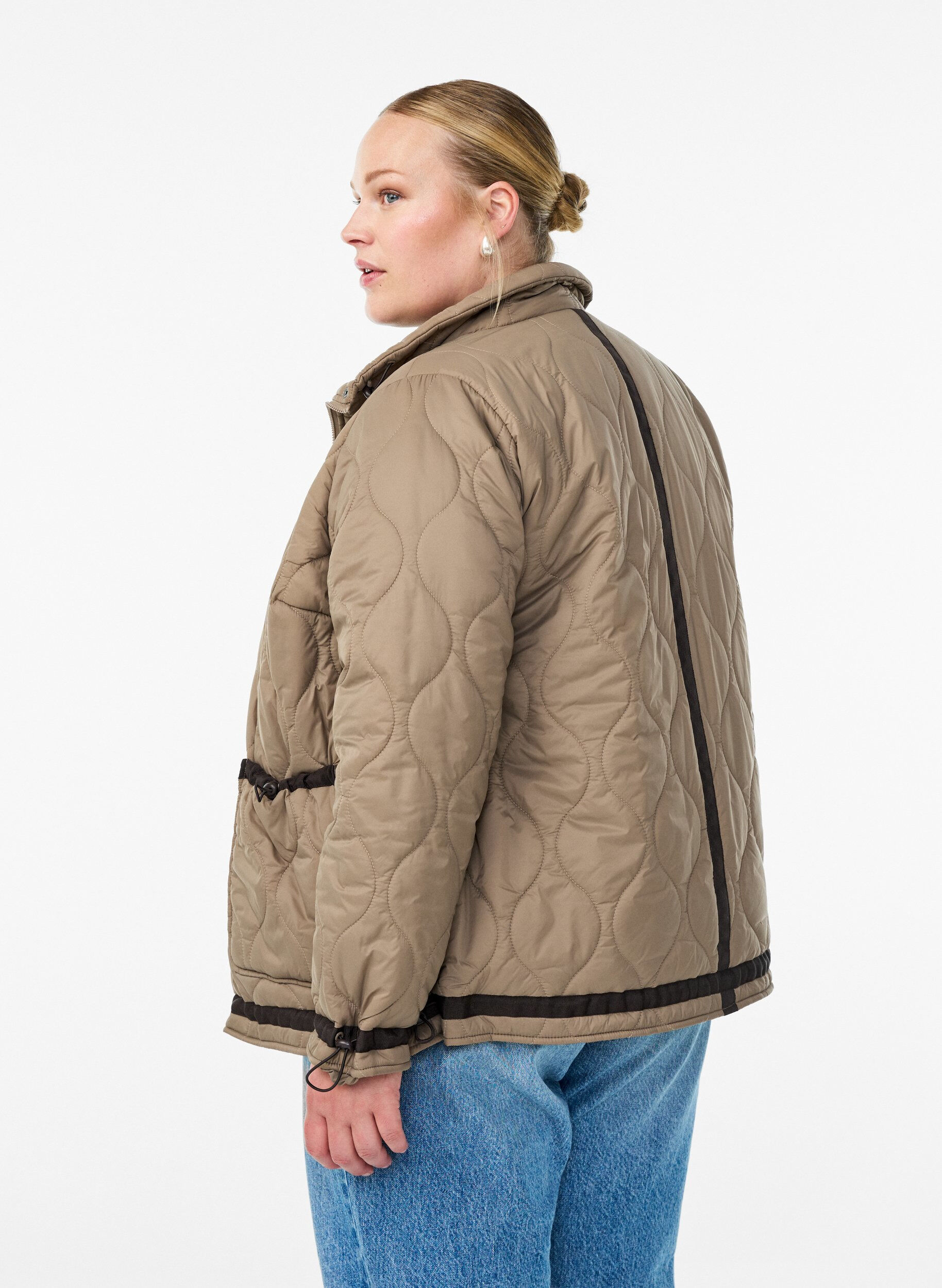 Zizzi Kort quiltet jakke med kontrastdetaljer, Beige, Model image number 2