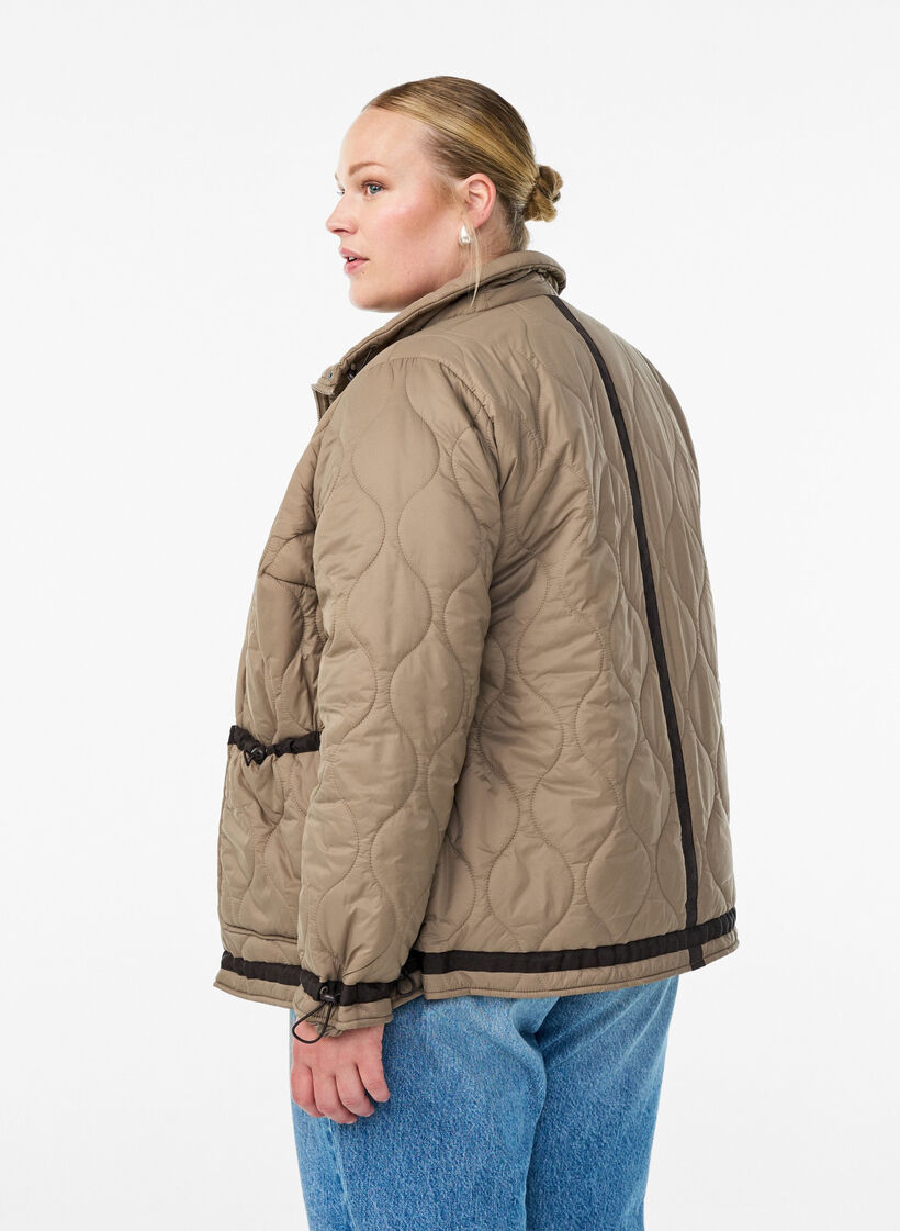 Kort quiltet jakke med kontrastdetaljer, Beige, Model image number 2