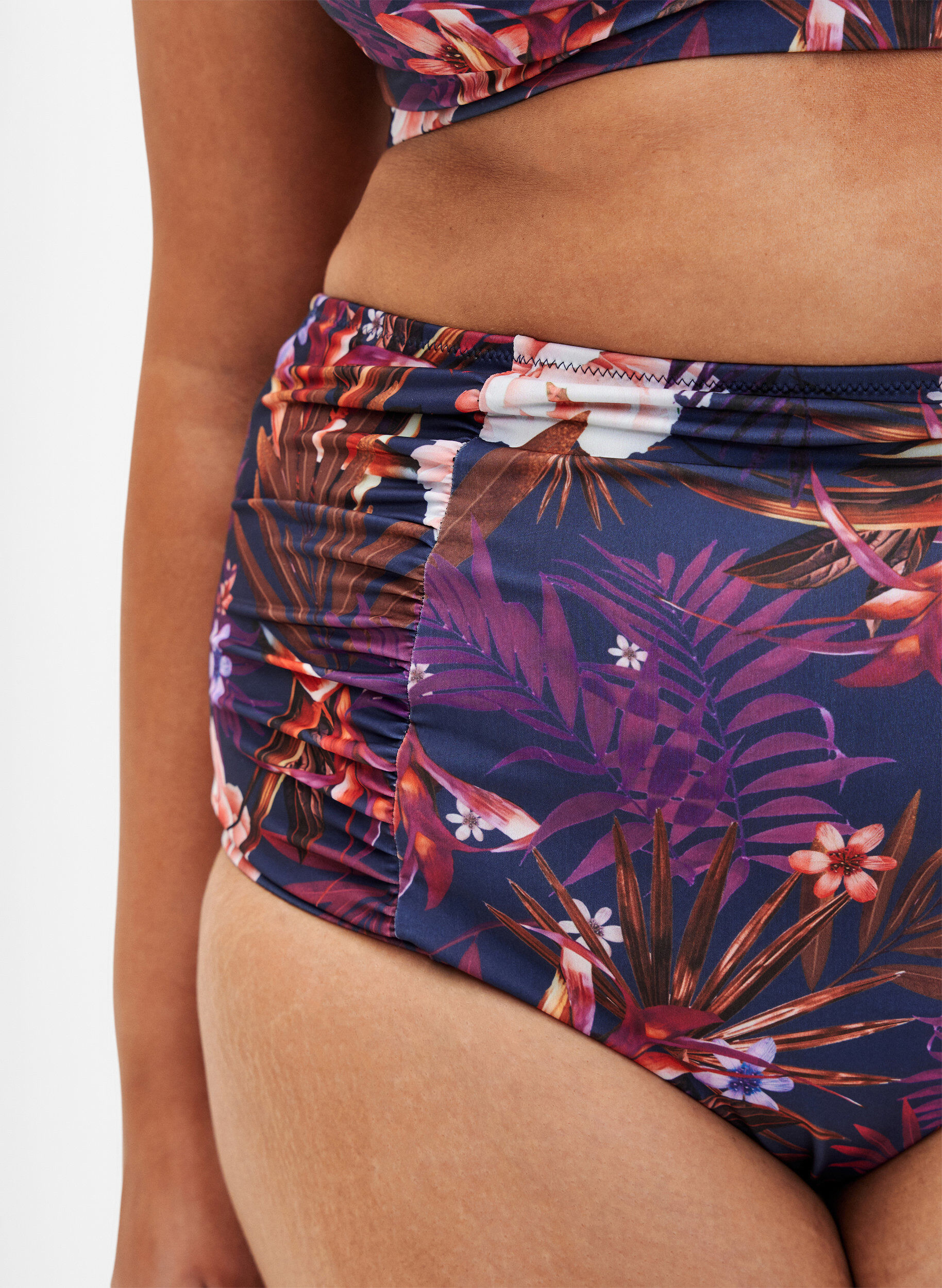 Zizzi Blomstret bikinitruse med h&oslash;y midje, Lilla, Model image number 2