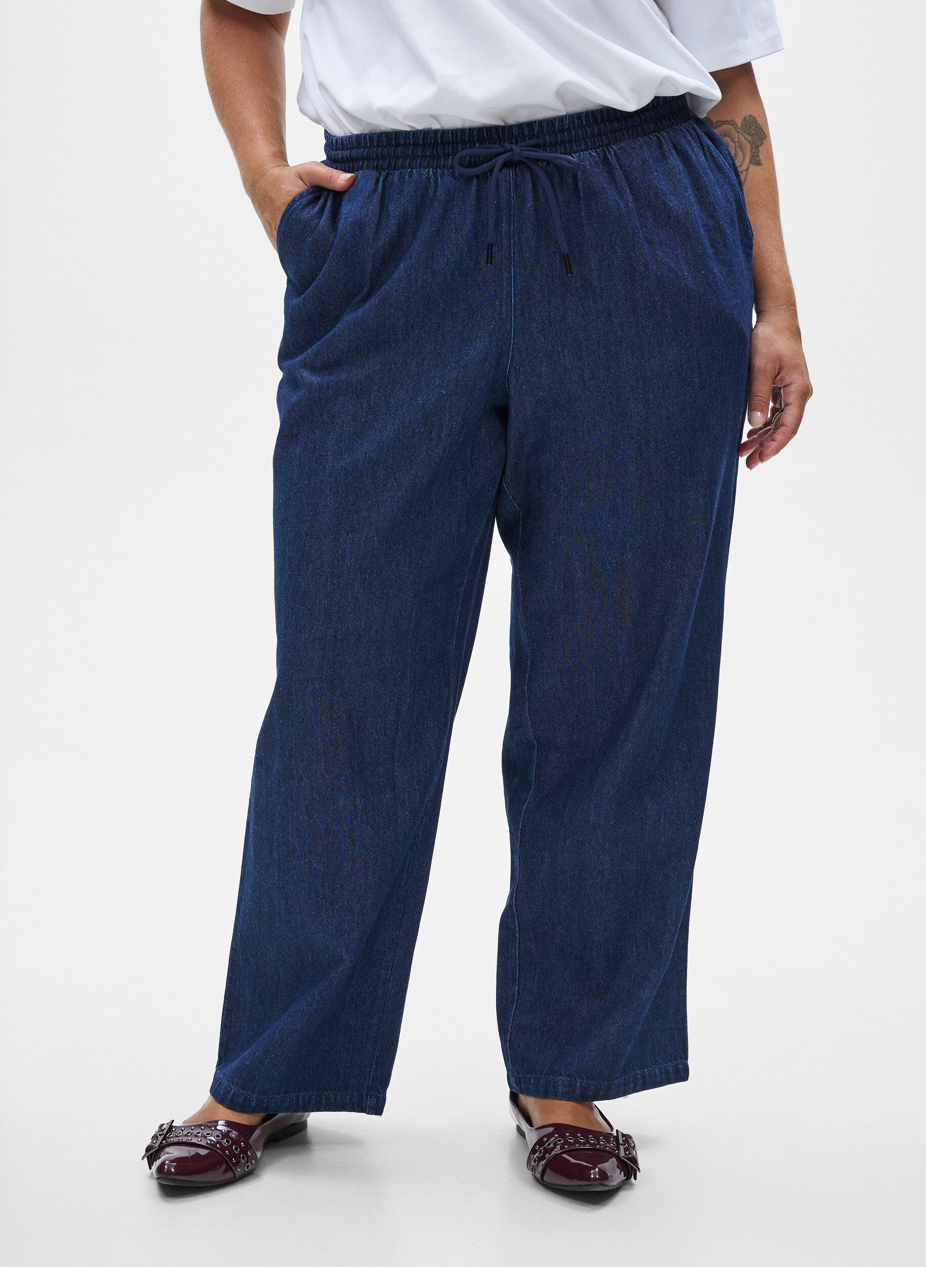 ZizziJeans med rett passform og elastisk linning, Bl&aring;, Model image number 2