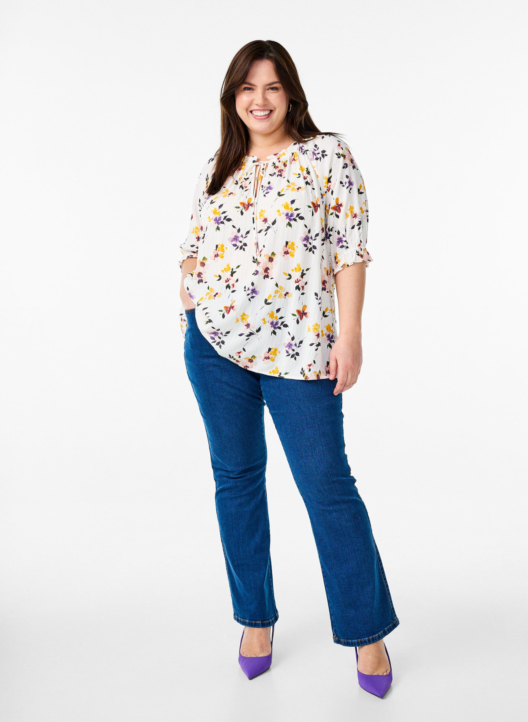 Zizzi Viskosebluse med paisleym&oslash;nster og albuelange ermer, Hvit, Model image number 1