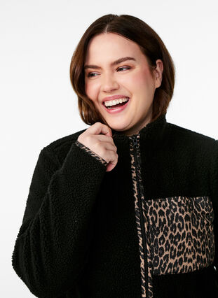 Zizzi Teddy fleece-jakke med leoparddetaljer, Svart, Model image number 3