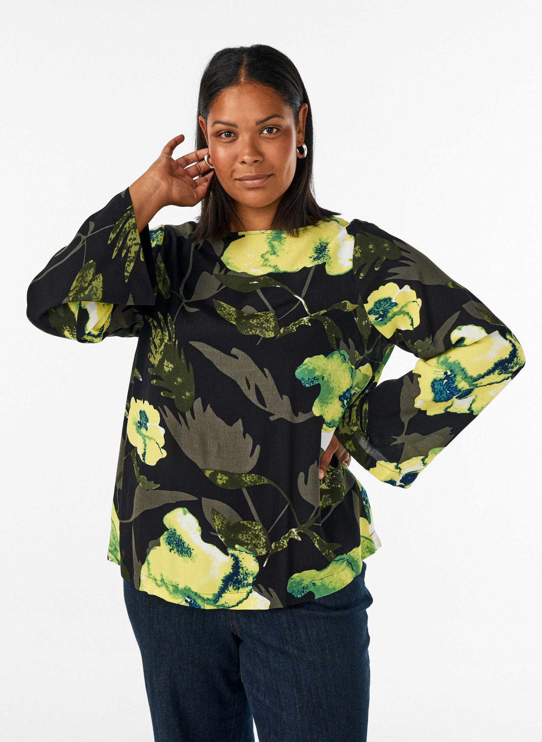 ZizziBluse med blomstertrykk med b&aring;thals og vide ermer, Svart, Model image number 0