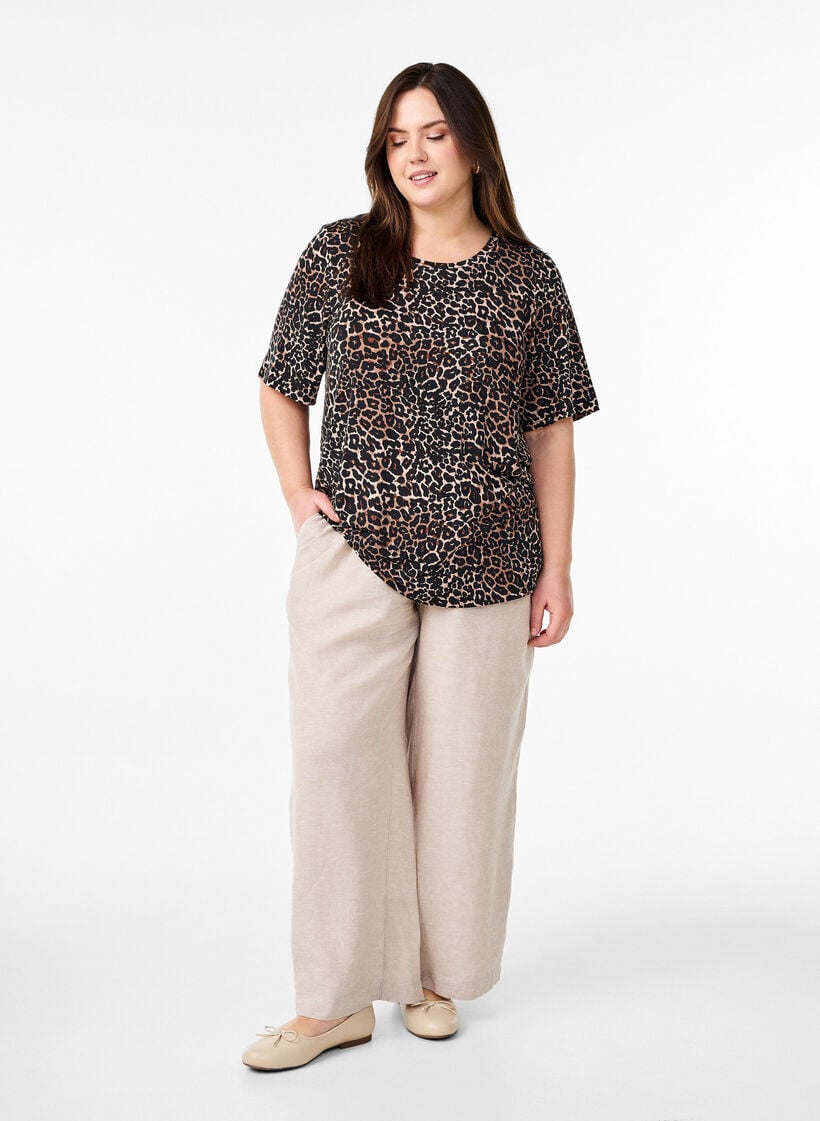 T-skjorte med TENCEL™ Lyocell og leopardmønster, Brun, Model image number 1