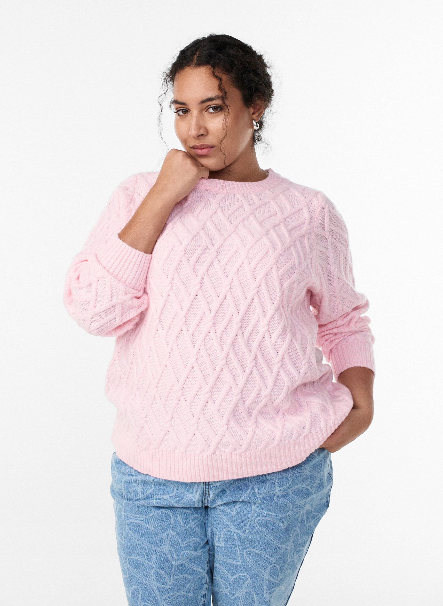 Strikkebluse med flettem&oslash;nster og rund hals, Rosa, Model