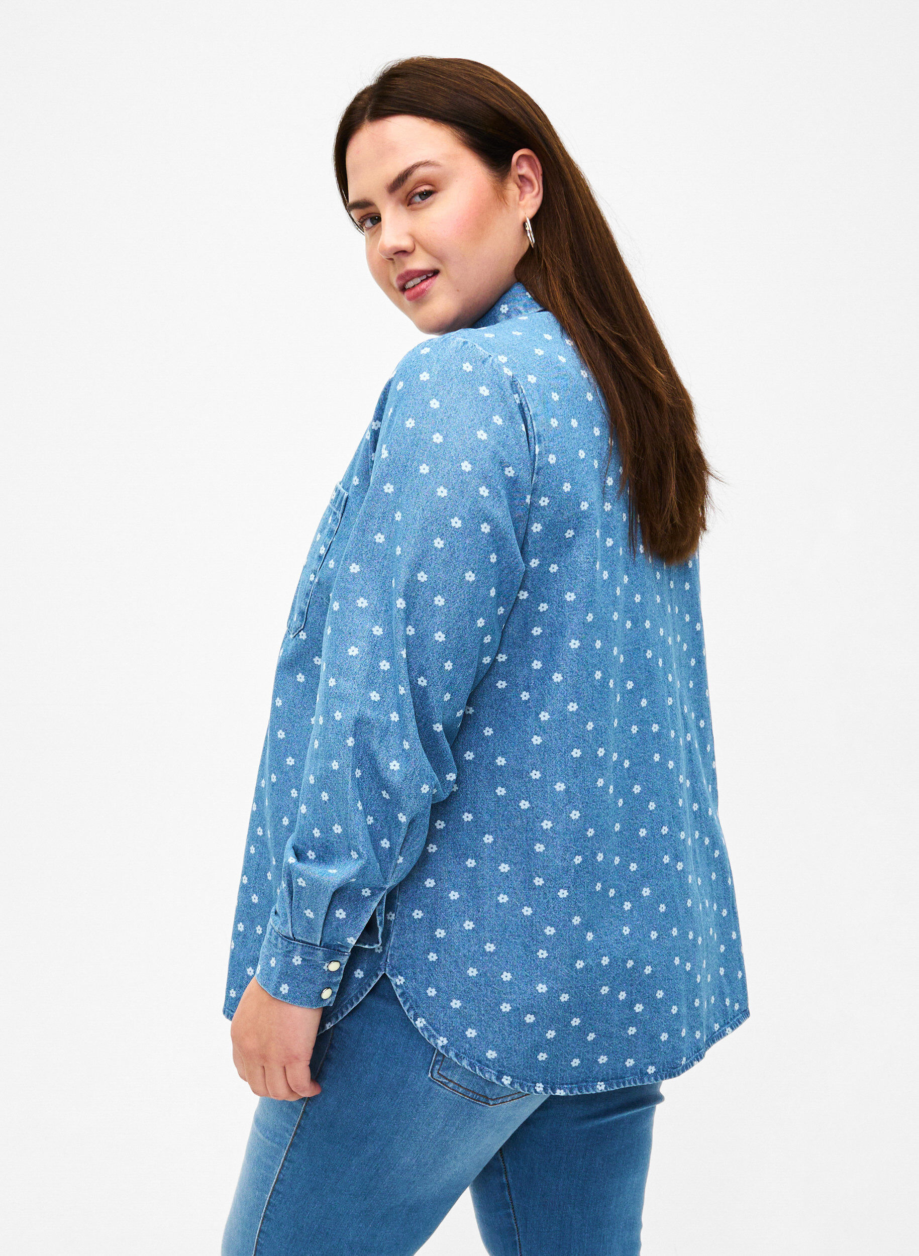 Zizzi Blomstret denimskjorte med brystlomme, Light Blue w.Flowers, Model image number 1