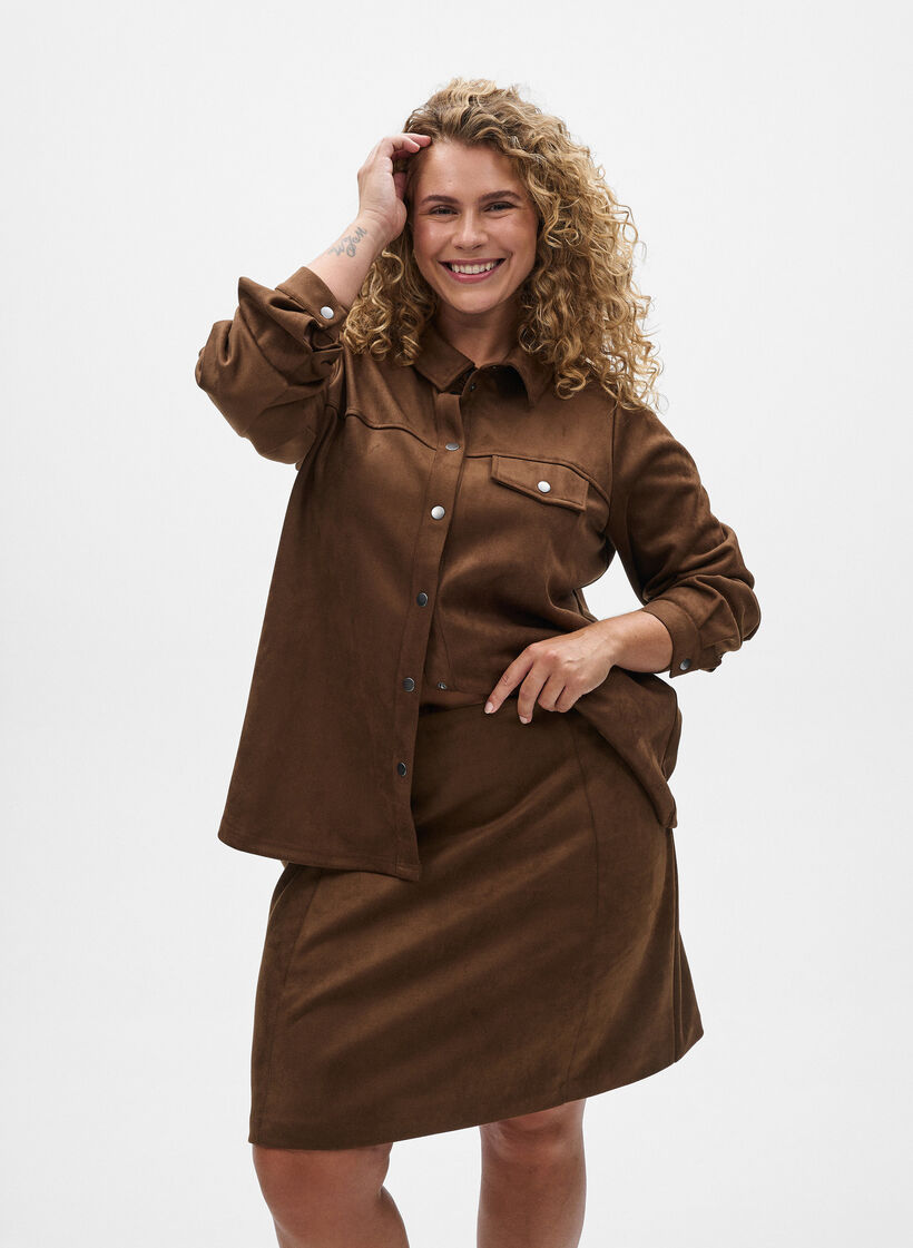 Kort A-linjeskjørt i imitert semsket skinn, Brown Fake Suede , Model