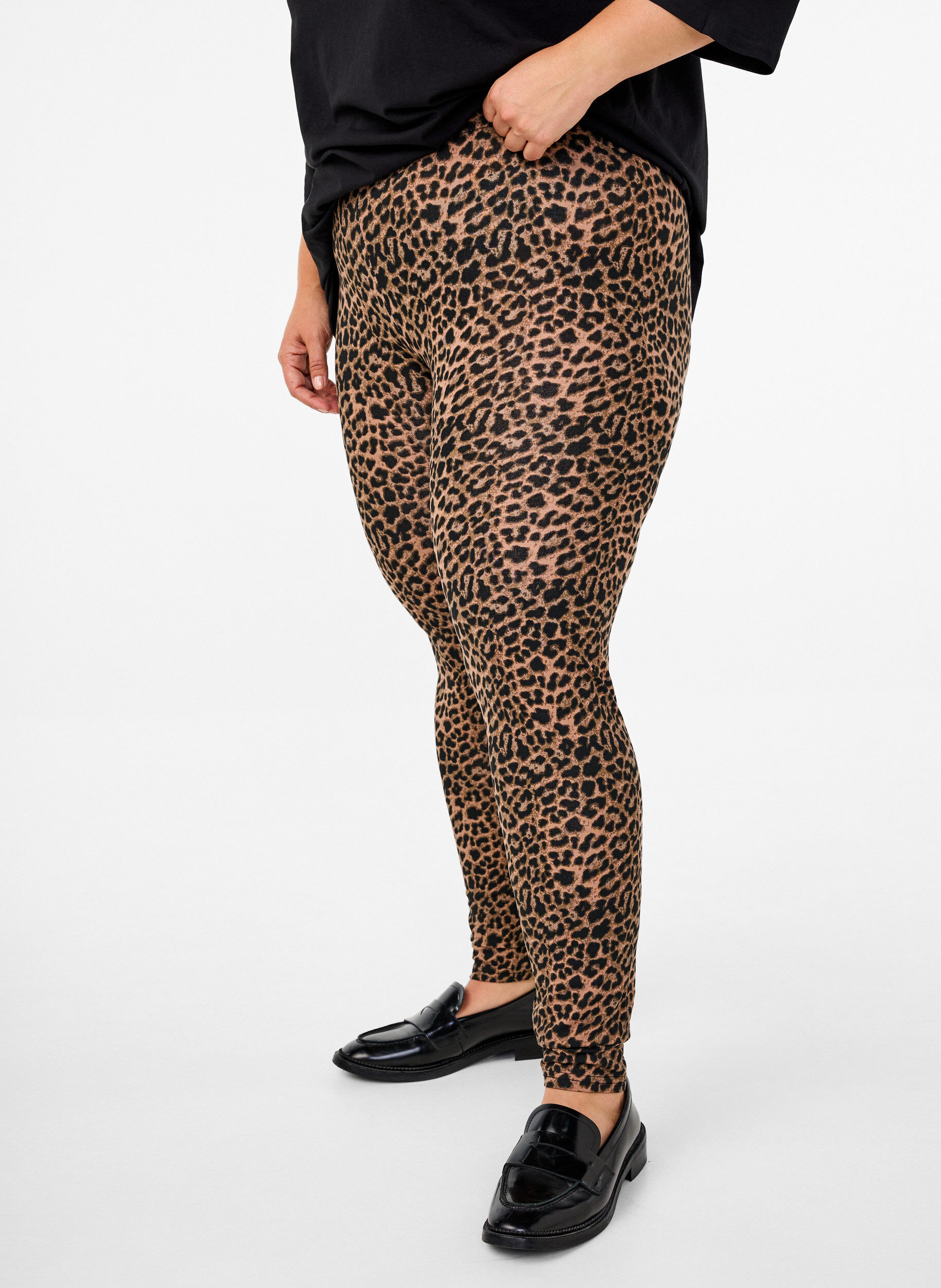 Zizzi Viskose leggings med leopardm&oslash;nster, Svart, Model image number 0