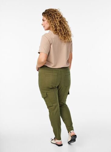 Zizzi Slim fit bukser med cargolommer, Grønn, Model image number 1