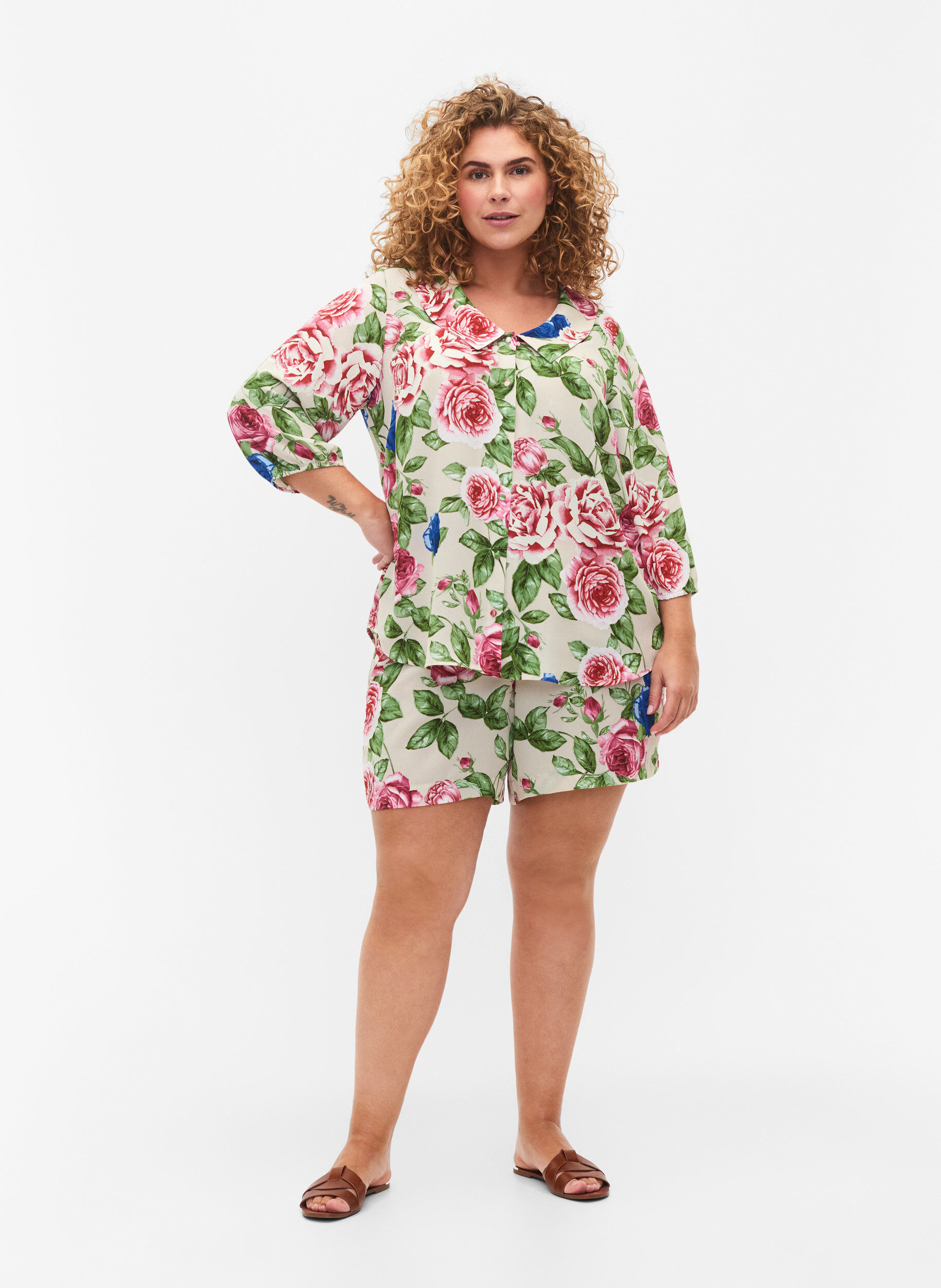 Zizzi Shorts med blomsterm&oslash;nster, Bright Flower , Model image number 3