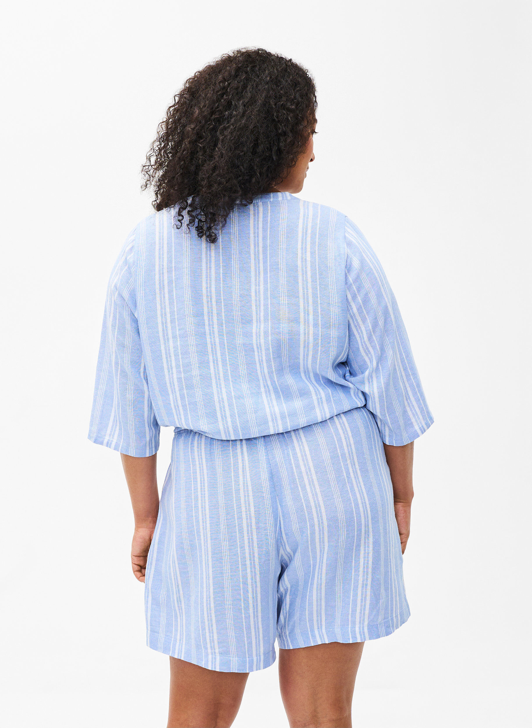 Zizzi Stripete shorts i en blanding av lin og viskose, Bl&aring;, Model image number 2