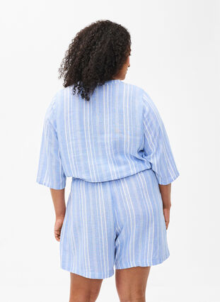 Zizzi Stripete shorts i en blanding av lin og viskose, Blå, Model image number 2