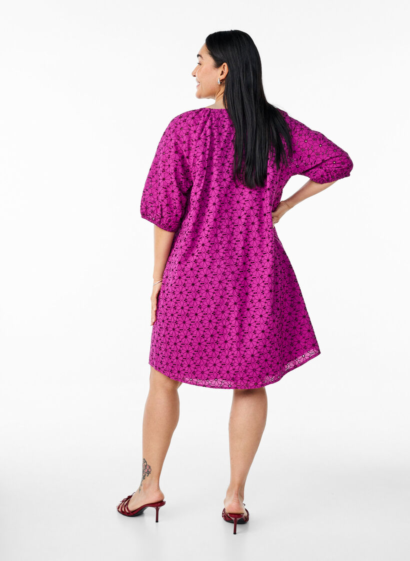 Kort kjole med brodert blomster mønster, Vivid Viola, Model